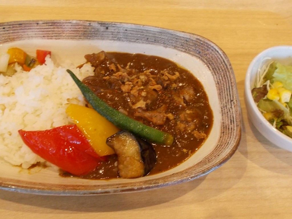 器の美しさにも注目したい、信楽の窯元でつくられたオリジナルのカレー皿でいただく『近江牛すじカレー』