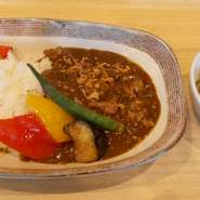 地産地消を意識し滋賀の特産品である近江牛や近江米、近江野菜が使われています。近江牛すじ肉から出る旨みやコラーゲンに野菜の甘さがプラスされた一品。香り高くまろやかな味わいに仕上げられています。