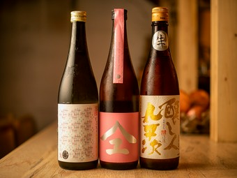 各地の蔵元に足を運んで直接仕入れ。希少な日本酒も自慢