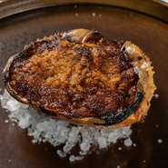 現地の蟹の代わりに、日本を代表する「紅ズワイガニ」でつくるバスク地方の定番料理。インパクトのある甲羅の器には、トマトと魚介の濃厚ソースを絡めた蟹の身が、これでもかというほどぎっしり詰まっています。