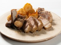 バスク豚の香り高い脂の旨みに感動。炭焼きの定番メニューでもある『バスク豚キントアの骨付きリブロース』