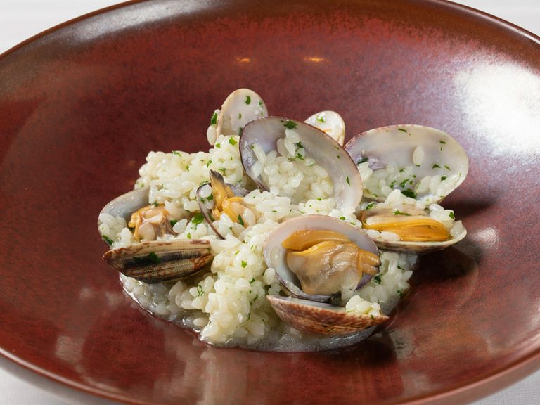 あさりだしの旨みがギュッと。日本人の口によく合う、バスクを代表する米料理『バスク風あさりご飯』