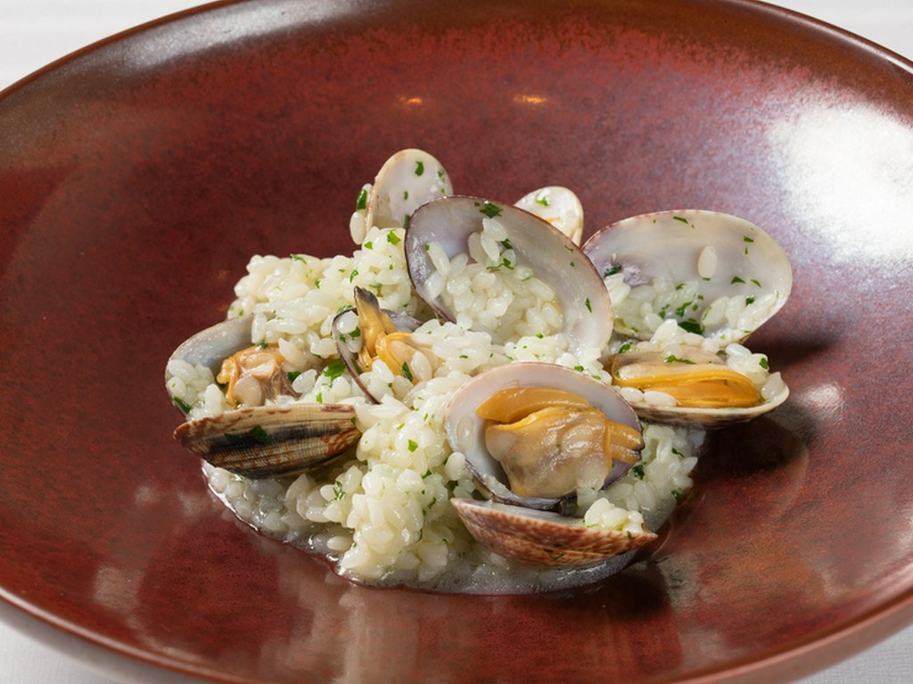 あさりだしの旨みがギュッと。日本人の口によく合う、バスクを代表する米料理『バスク風あさりご飯』