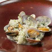 リゾットにちかい粘り気のある独特の食感ながら、バターやチーズを一切使わず、ニンニク、白ワイン、あさりのだしの組み合わせで旨みを極限まで引き出した一品。あっさり食べられるので食事の〆にぴったりです。