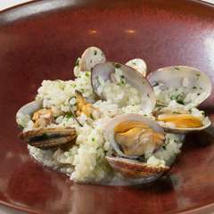 あさりだしの旨みがギュッと。日本人の口によく合う、バスクを代表する米料理『バスク風あさりご飯』