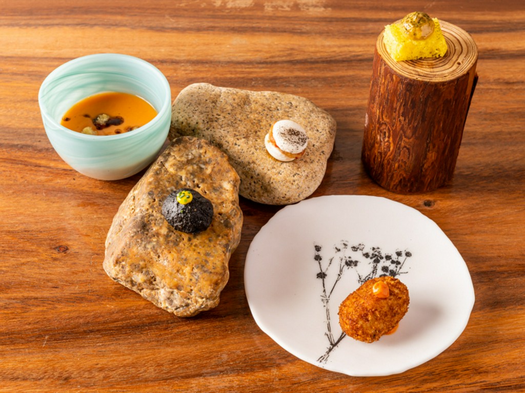 バリエーション豊かなカタルーニャ料理を一皿で。夜のコースのトップバッター『おつきだしのタパス5種』