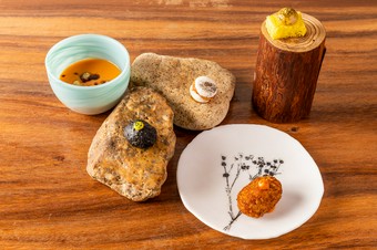 バリエーション豊かなカタルーニャ料理を一皿で。夜のコースのトップバッター『おつきだしのタパス5種』