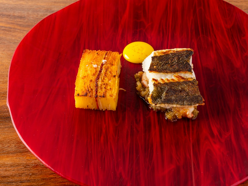 夜のコースでも登場。『カレイの鉄板焼き、エビと野菜のソース、ポテトとソブラサーダのミルフィーユ』