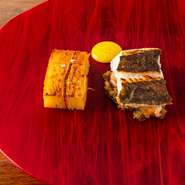 表面をコンガリ、中をふっくら焼きあげたカレイとアリオリソースが見事にマッチ。現地から取り寄せるパテのソブラサーダは焼くと肉汁が溶け出し、ポテトとチーズと絡んで美味。カレイと一緒に食べればおいしさ倍増！