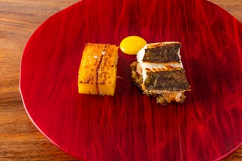 夜のコースでも登場。『カレイの鉄板焼き、エビと野菜のソース、ポテトとソブラサーダのミルフィーユ』