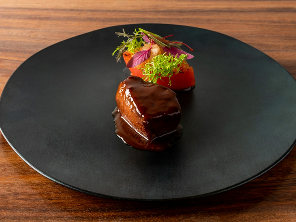 ピーマンの甘さと肉の旨みが見事に溶け合う『イベリコ豚肩ロースの鉄板焼きとピキージョピーマン』