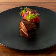 スペイン産イベリコ豚のソテーは柔らかく、旨みが濃厚。肉厚で甘みの強い赤ピーマンのピキージョを油でコンフィにし、牛と鶏のだしで煮込んだソースとの相性も抜群です。コースの肉料理としてもいただけます。