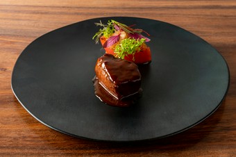 ピーマンの甘さと肉の旨みが見事に溶け合う『イベリコ豚肩ロースの鉄板焼きとピキージョピーマン』