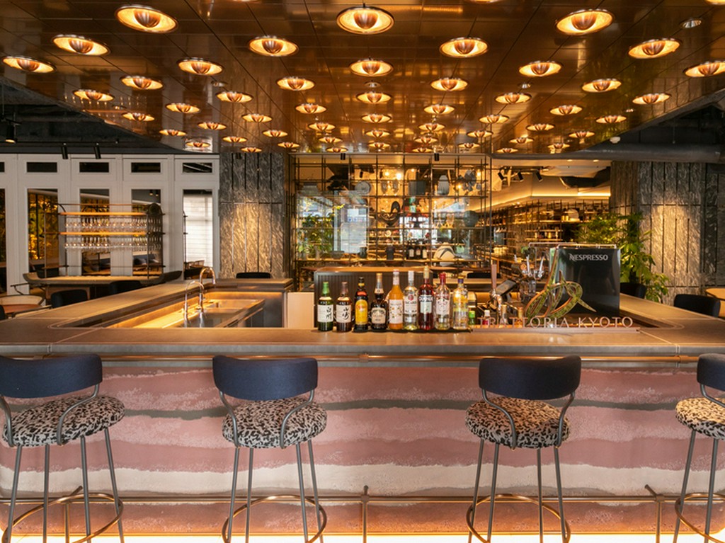 貴族の遊びをコンセプトに、現代的なテイストも取り入れた店内