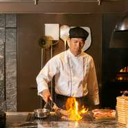 料理人が調理を行う、臨場感、香り、空気を共有できるのはオープンキッチンならではの醍醐味。調理の様子を間近に眺めながら、ゲストと近い距離で接客してくれる点も魅力的です。
