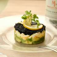 漁師をしている兄、丹後で農業を営む両親、有名なトマト農家や舞鶴で鮮魚店を構える従兄弟など、独自のルートを駆使し四季の産直食材を入手。日々移り変わる旬を携えた料理が季節のおいしさを満たしてくれます。