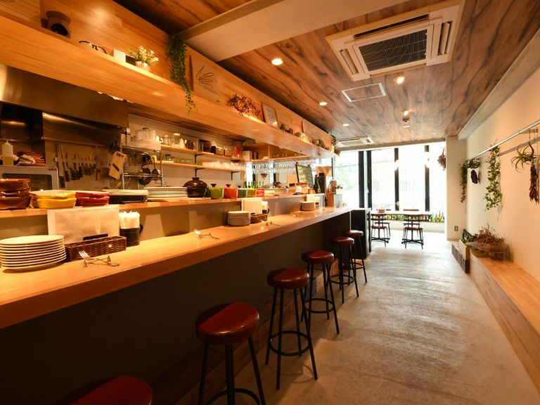 穏やかな心持ちにさせてくれる、木の温もり溢れるおしゃれな店内