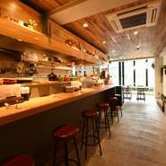 店内奥にはテーブル席が設えられており、女子会やワイン会などグループ利用にもお誂え向き。木をたっぷりと使った温かな店内、思わず写真に納めたくなるような愛らしい小物やグリーンが女性たちを魅了しています。