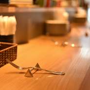 一席ずつゆとりを持って設えられたカウンターは、女性が一人でもリラックスできる人気席。イタリアン・フレンチ、中華などジャンルを越えた煮込み料理とオーナーおすすめのワインが至福の時間をもたらします。