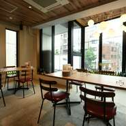 レパートリー豊かな料理とワインを片手に、おいしい時間を過ごせるダイニングです。二人の気分やデートのスタイルに合わせて選べる座席は、臨場感溢れるカウンターと外を眺められるテーブル席が完備されています。