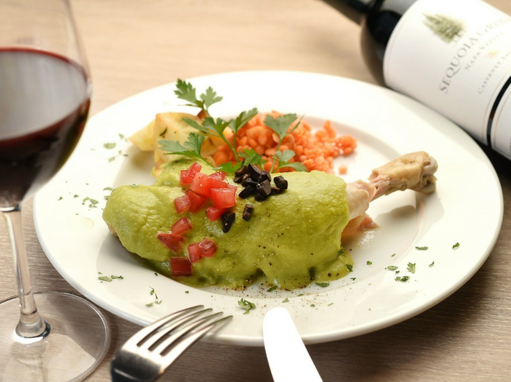 （例）国産骨付き鶏モモ肉の煮込み　薄いエンドウ豆ソース