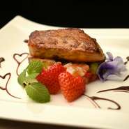 メインとなる選りすぐりの魚や肉に添えられるソースも、季節感豊かな素材を添えるのが【NIKOLABO】流。春先はイチゴ、初夏にはイチジクなどその時々のフレッシュな果実をアレンジしたソースを楽しめます。