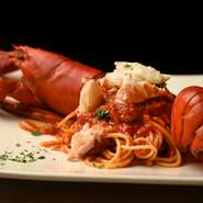 四季折々の素材をふんだんに用いたパスタもオーナーおすすめの一皿です。時にはオマール海老のだしや旨み、ぷりぷりとした身を余すことなく堪能できる贅沢なものも登場。