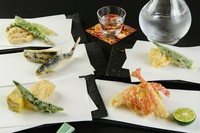 各コース2時間の飲み放題を追加可能(+2800円)。旬の天ぷらと共に、お酒も心行くまで味わう。大人の贅沢を【まつ井】で味わいませんか。
(飲み放題でお飲みいただける酒類、銘柄は指定がございます。)