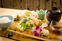 天然海老と旬の魚、野菜天をプレートに盛り付けました。天ぷらは二回に分け揚げたてでご提供。お惣菜とミニデザートを付けたお得なランチ膳です。