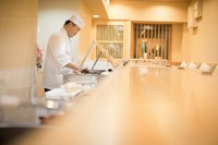 活車海老を使った天ぷら8品にサラダ、ご飯、赤出汁が付いたお得なランチコース。昼から気軽に揚げたての天ぷらコースをカウンター席にてお召し上がりください。