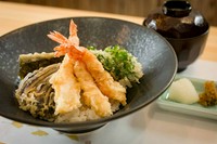 天然エビを贅沢に3本と野菜もついた満足な王道、海老天丼です。