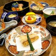 鮮度、季節の食材にこだわり丁寧に一品一品作らせていただき内容は八寸、吸物、造り、炊合せ、揚げ物、酢の物、蒸し物、ご飯、デザートのコース
代々受け継がれた飾らない「うおたけの味」をご堪能いただけます。
