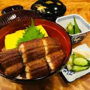 巻きたてふわふわの出汁巻きが入ったうなぎ丼に赤だし、小鉢、香物が付いてます。

うなぎは愛知県産、長崎県産を使用