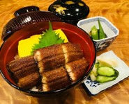 巻きたてふわふわの出汁巻きが入ったうなぎ丼に赤だし、小鉢、香物が付いてます。

うなぎは愛知県産、長崎県産を使用