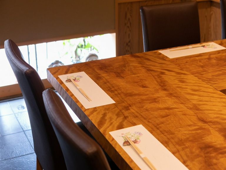 一枚板の美しい木目にうっとり。落ち着いた雰囲気溢れる店内