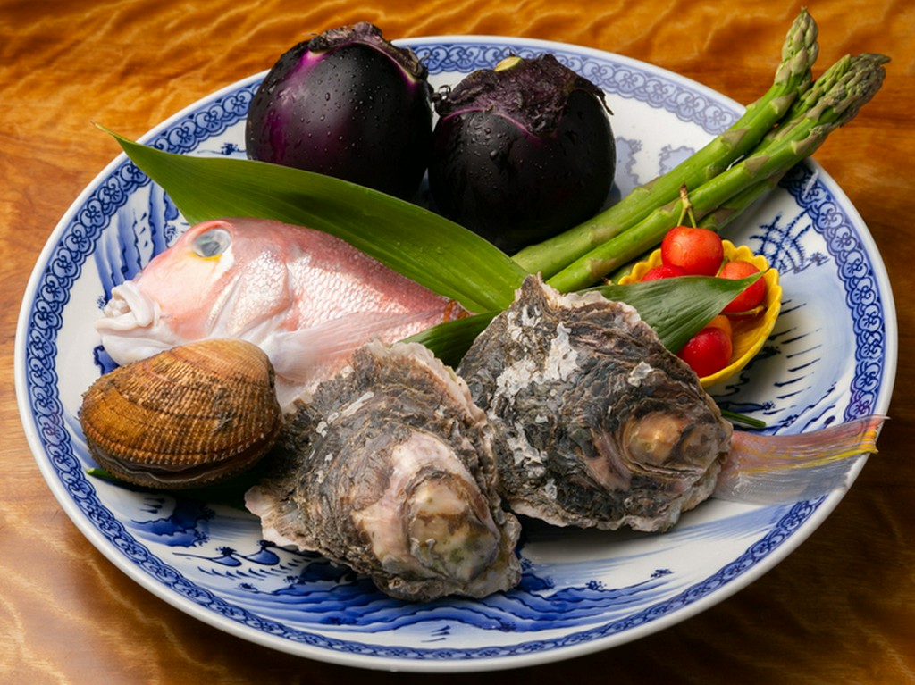 毎日仕入れる新鮮な食材。四季折々の旬のものを贅沢にいただく