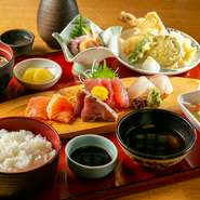 旬のお造りから、てんぷら、酢の物など、和食の定番メニューを一度に楽しめる贅沢な御膳。盛り付けの美しさも印象的で、目で味わって、舌で味わうという日本料理の醍醐味も堪能できる一品。
