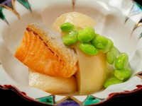 美しい焼き色が付いた鮭と季節の果物のコンビネーション。岡山県産の桃は白ワインでコンポートにしてあります。ほど良くワインが浸透した桃と鮭の塩味が絶妙に融合。日本料理に新たな風を感じられる一皿です。