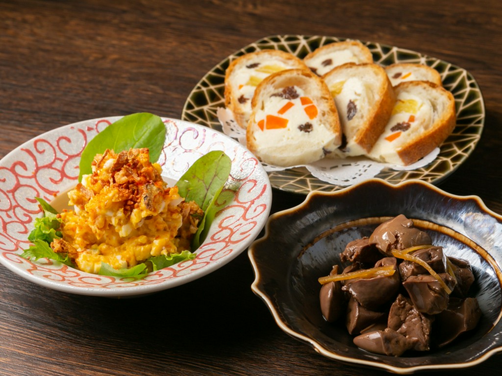 『鳥肝生姜煮』、『変わりポテサラ』、『三史パン』などの一品料理
