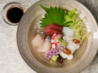 京都ならではの高級食材、ぐじ（甘鯛）などを引いたお造りは旬の食材によってシーズン毎に変わります（写真は夏に撮影）。常時10種類以上ある飲みきりボトル（一合）の日本酒や、秘蔵の焼酎と合わせて楽しめます。