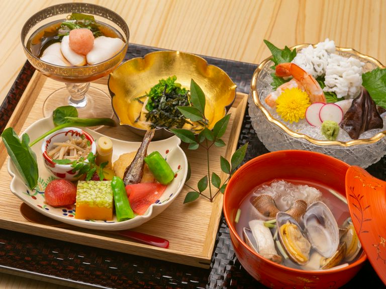 料理のおいしさと美しさに、思わずため息がこぼれる『夕膳おまかせコース　先付・椀物・前菜盛・造り』