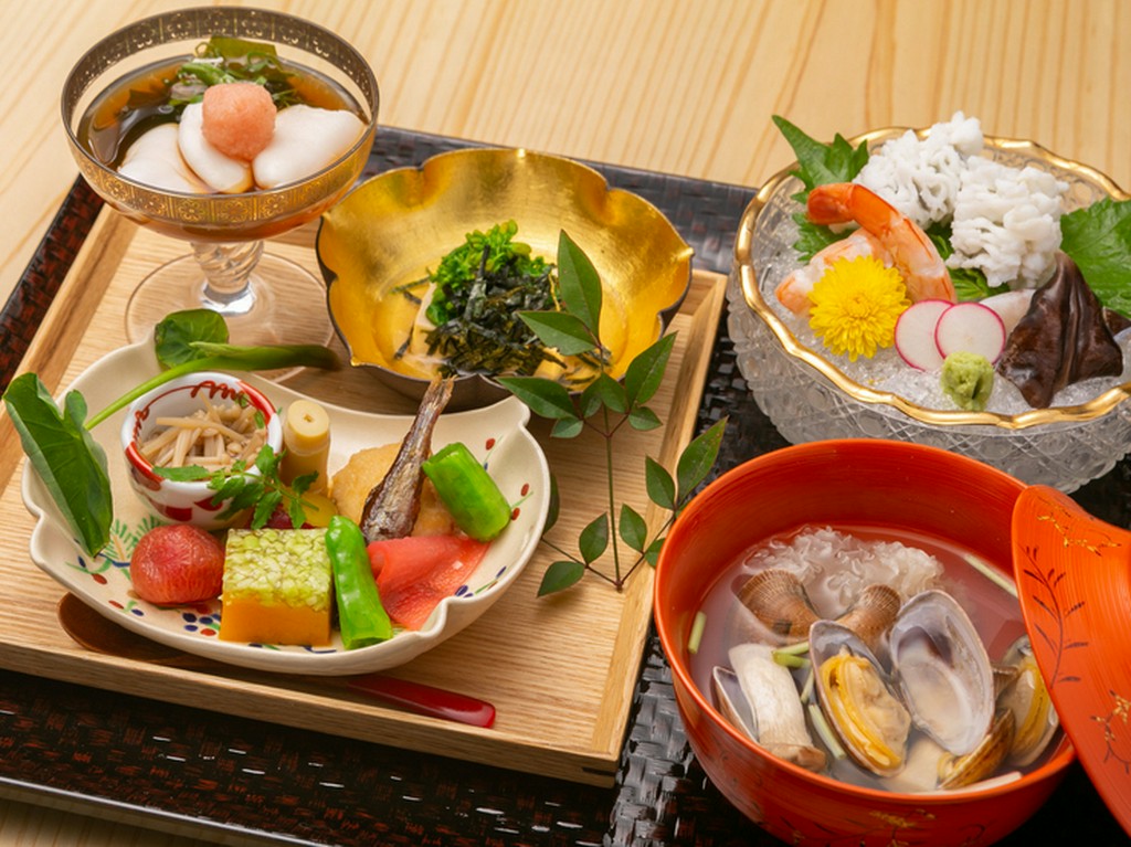 料理のおいしさと美しさに、思わずため息がこぼれる『夕膳おまかせコース　先付・椀物・前菜盛・造り』