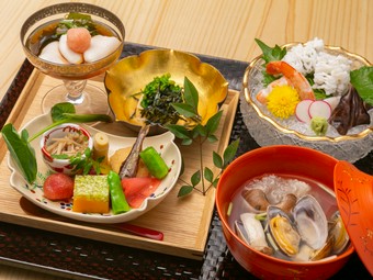 料理のおいしさと美しさに、思わずため息がこぼれる『夕膳おまかせコース　先付・椀物・前菜盛・造り』