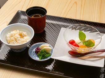 コース終盤の鯛の炊き込みご飯と自家製バニラアイスで大満足。『夕膳おまかせコース　食事・デザート』