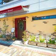 広電本社前駅より徒歩4分の住宅街にひっそりと佇む【アミュゾン】。ランチ、ディナーともに1組（1組最大8名まで）ずつ、計1日2組のみの完全予約制。知る人ぞ知る、大人のための隠れ家的フレンチレストランです。