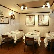 中原シェフが1人で切り盛りする、世界料理オリンピック金メダル受賞時のユニフォームが飾られた店内。一組しか入店できませんので、他人の目を気にすることなく、リラックスして大切な人とフレンチを楽しめます。