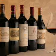 ボルドーワインの最高峰といわれる5大シャトー格付け第1級のワインが全て揃った充実のワインリスト。3000円でスパークリング、赤、白、どれでもグラスワインが飲み放題というお得なメニューもあります。