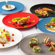 クラシックフレンチを軸に、世界各地のエッセンスを加えたオリジナルの創作フレンチを盛り付ける食器は、フランスの老舗食器ブランド「ギ・ドグレーヌ」。おいしさだけでなく見た目の美しさにもこだわっています。