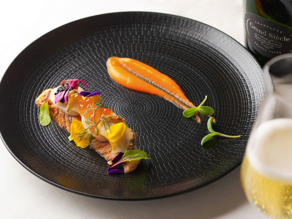 アワビと帆立貝を乗せた自家製サーモンマリネ炙り人参ソース