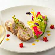 オマール海老とピスタチオの入ったホタテ貝のムースを柔らかな食感のフランス産ウズラで巻いた冷製オードブル。パリの花売り娘のような彩りのサラダは、マンゴー、キウイ、ラズベリーの3種類のフルーツソースで。